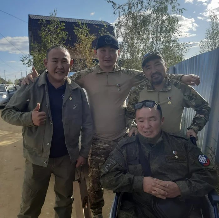 🇷🇺 Редкий кадр. Четыре Героя России. Четыре истории мужества, которые говорят громче любых слов. Помним, гордимся.
