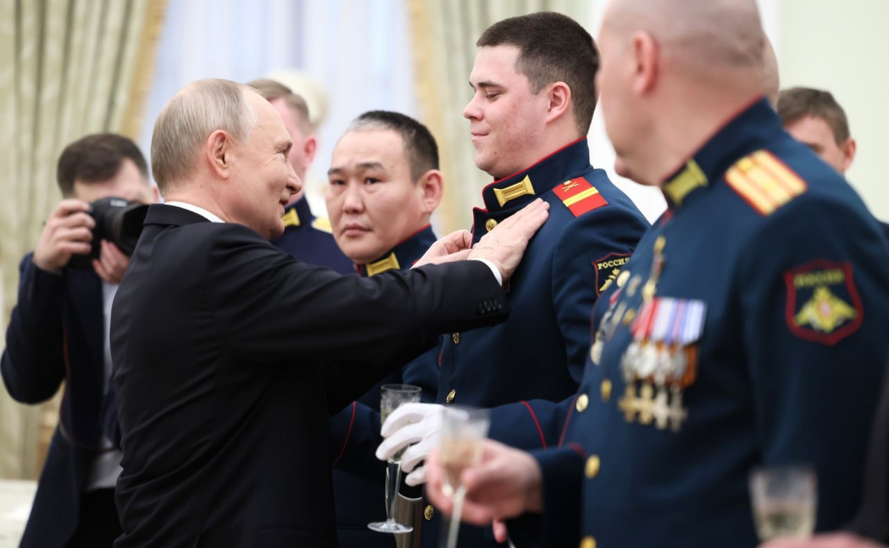 🇷🇺23 февраля, в День защитника Отечества, Президент Владимир Путин вручил звезду Героя России 22-летнему младшему сержанту Владимиру Сафронову