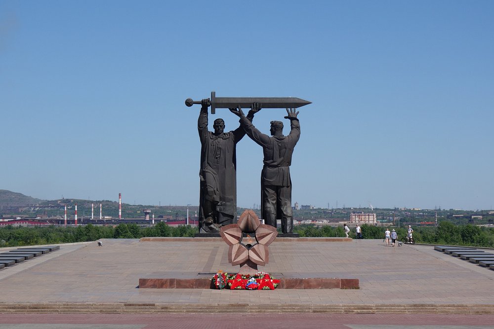 монумент Тыл - Фронту