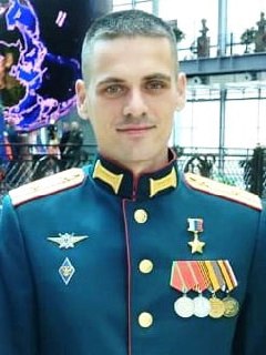 🇷🇺Михаил Сергеевич Попов родился 23 марта 1990 года в посёлке Печенга Мурманской области. Его отец был военным, так что выбор профессии оказался закономерным. В 2012 году он окончил Дальневосточное вы